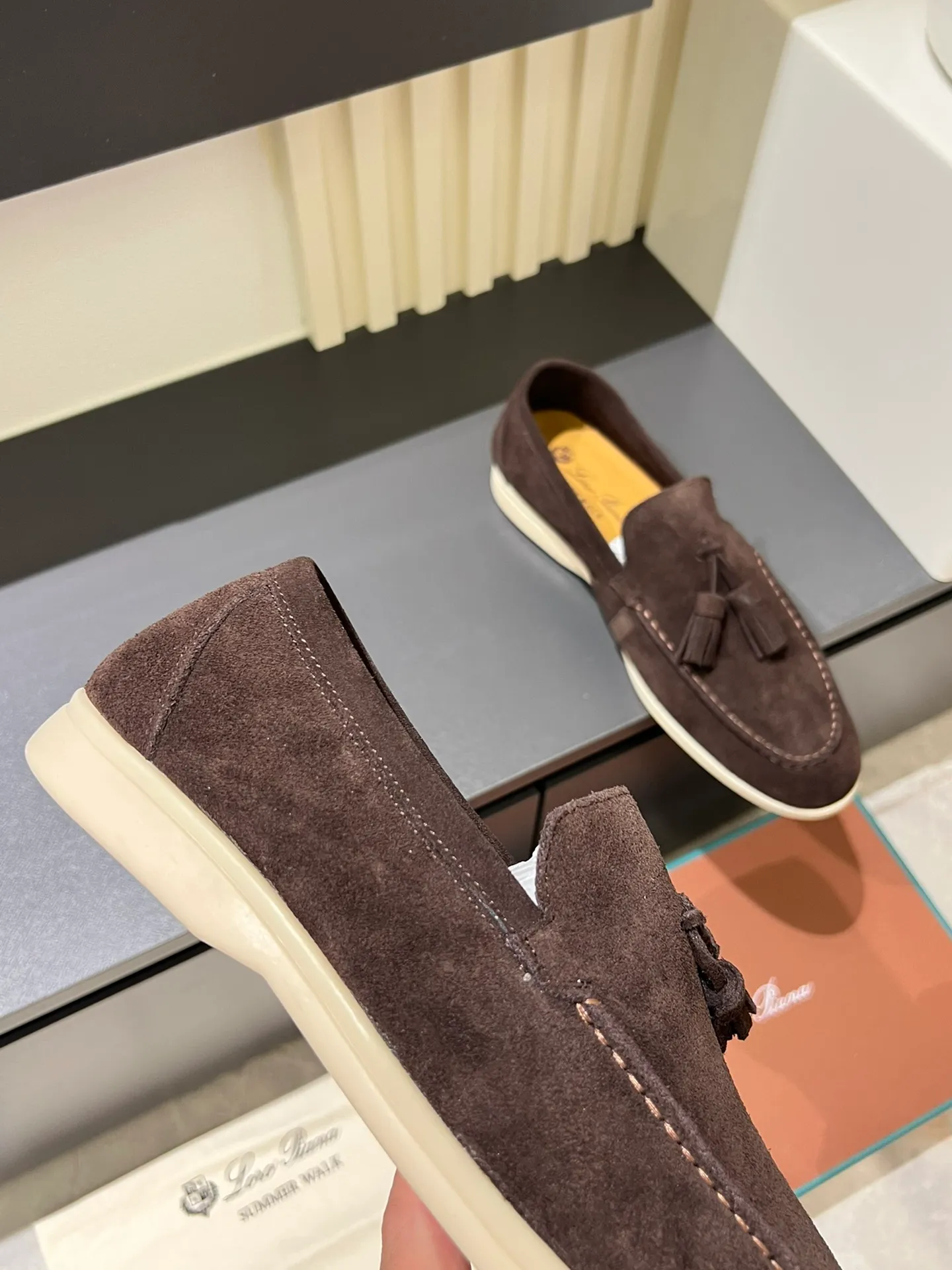 Men's shoes 💰p360 "Loro men's shoes 💰pian'*" Classic L men's shoes for couples 💰p Top version British flat loafers, a must-have item in old money style, the minimalist design is eye-catching and durable, a plus point for dressing The soft foot feel and texture are outstanding. They don’t scratch your feet and are very nice. They are matched with soft and waxy soles. They can be worn daily for a long time without getting tired. They are easy to wear, versatile and classic items, with perfect foot feel and texture! Imported cashmere fabric, the lining is made of imported A-grade water-dyed cow lining, the top version of the genuine leather midsole is sewn with pure handmade mark thread! Size: Female 35-40 (34. Customized) Male 38-44 (45.46. Customized)